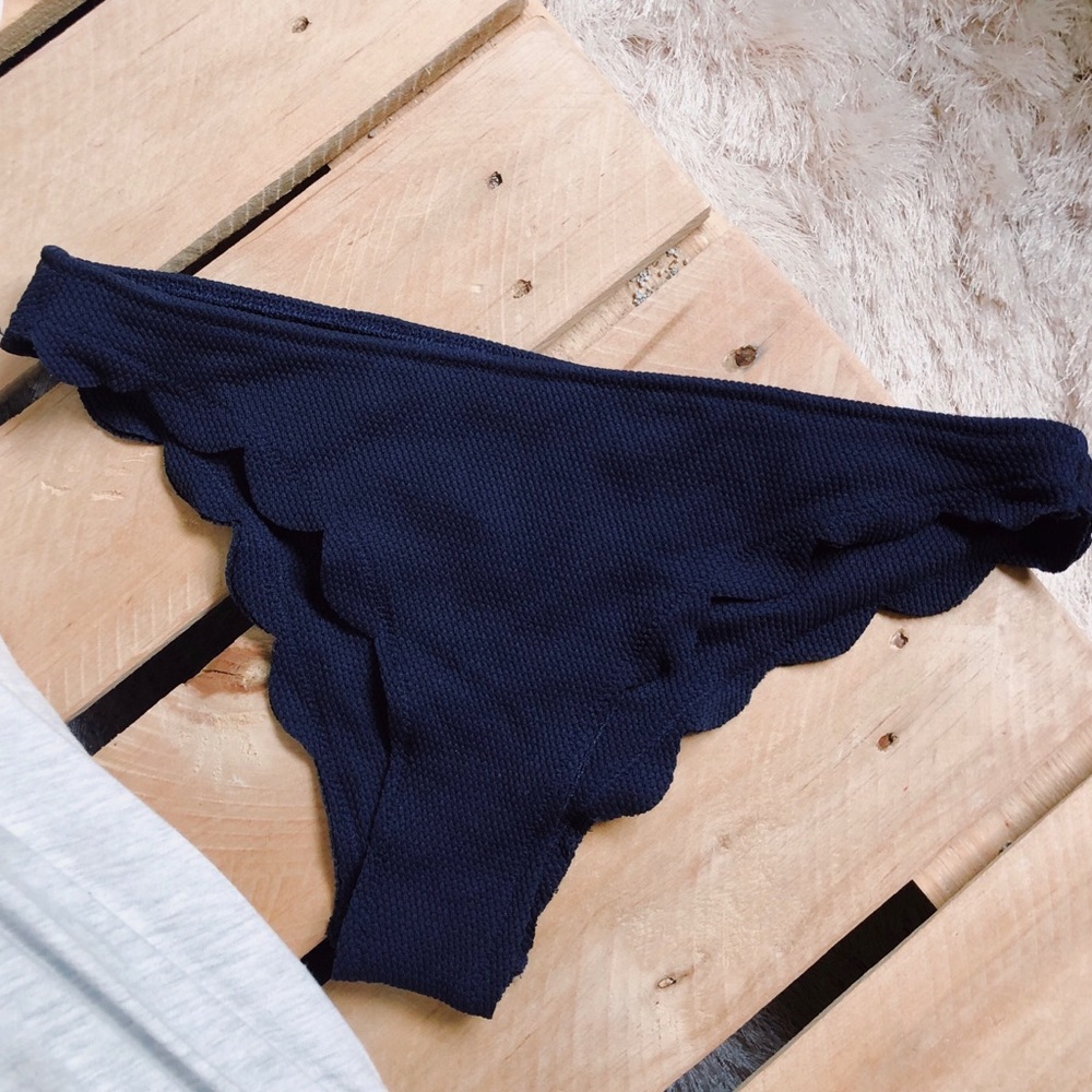 Scalloped bikini bottoms